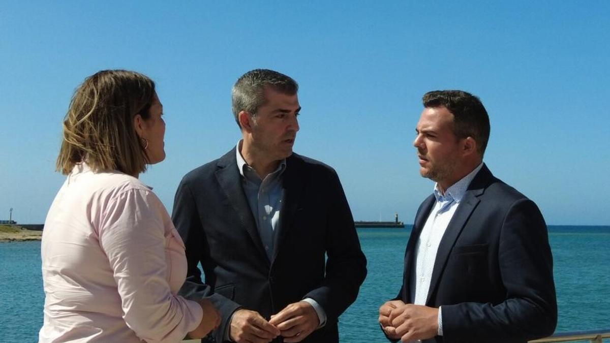 Astrid Pérez, Manuel Domínguez y Jacobo Medina en Arrecife.