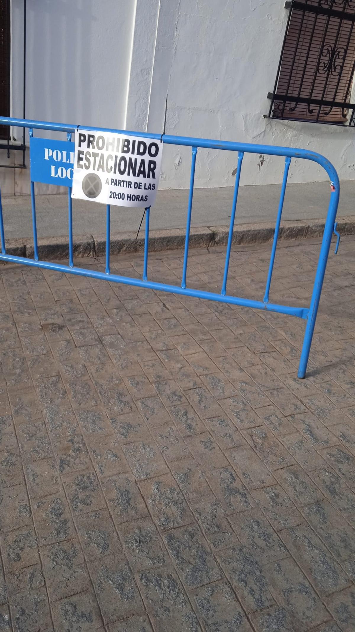 Una de las vallas colocadas por la UCO en Hornachos (Badajoz) para la investigación de la desaparición de Francisca Cadenas.