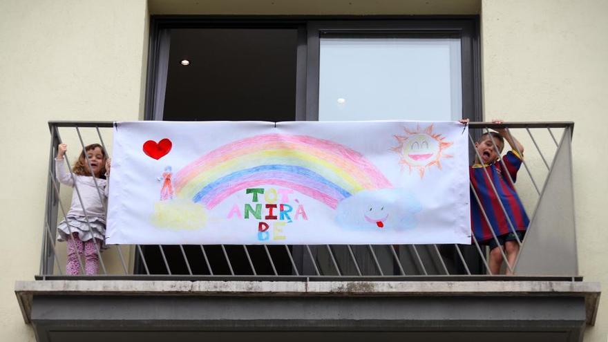 La gran pancarta que han penjat uns infants al balcó de casa seva, a Castelló d&#039;Empúries.