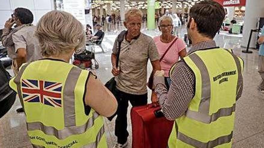 Personal británico está ayudando a los turistas para su repatriación.