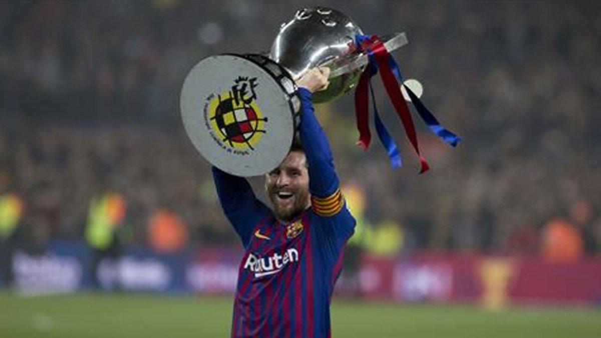 Leo Messi con el título de Liga 2018-19, el décimo de esta competición en su palmarés