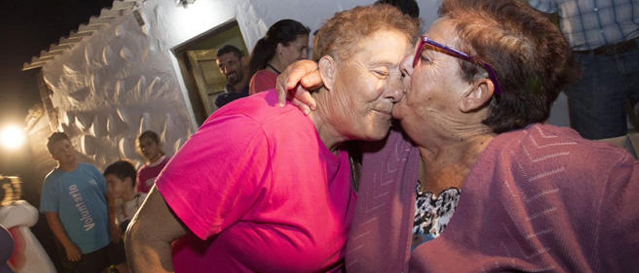 La abuela Josefa Hernández es saludada efusivamente por su hermana Lola, con gafas, el día de su liberación.