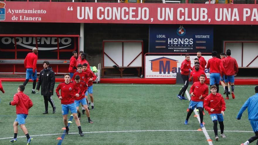 El primer equipo del Llanera entrenándose en el Pepe Quimarán. | LUISMA MURIAS