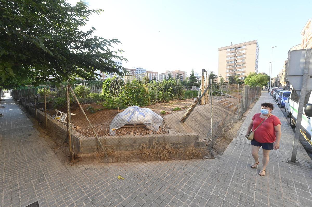 Imagen del huerto en el solar de la calle Onda donde se construirá la residencia.