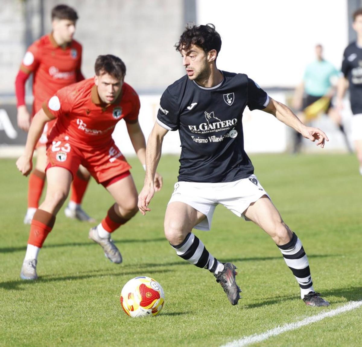 Yerpes con el balón, ayer, en Les Caleyes.  |