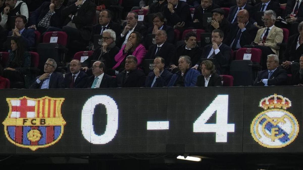 Joan Laporta, en el palco durante el Barcelona - Real Madrid de semifinales de la Copa del Rey.