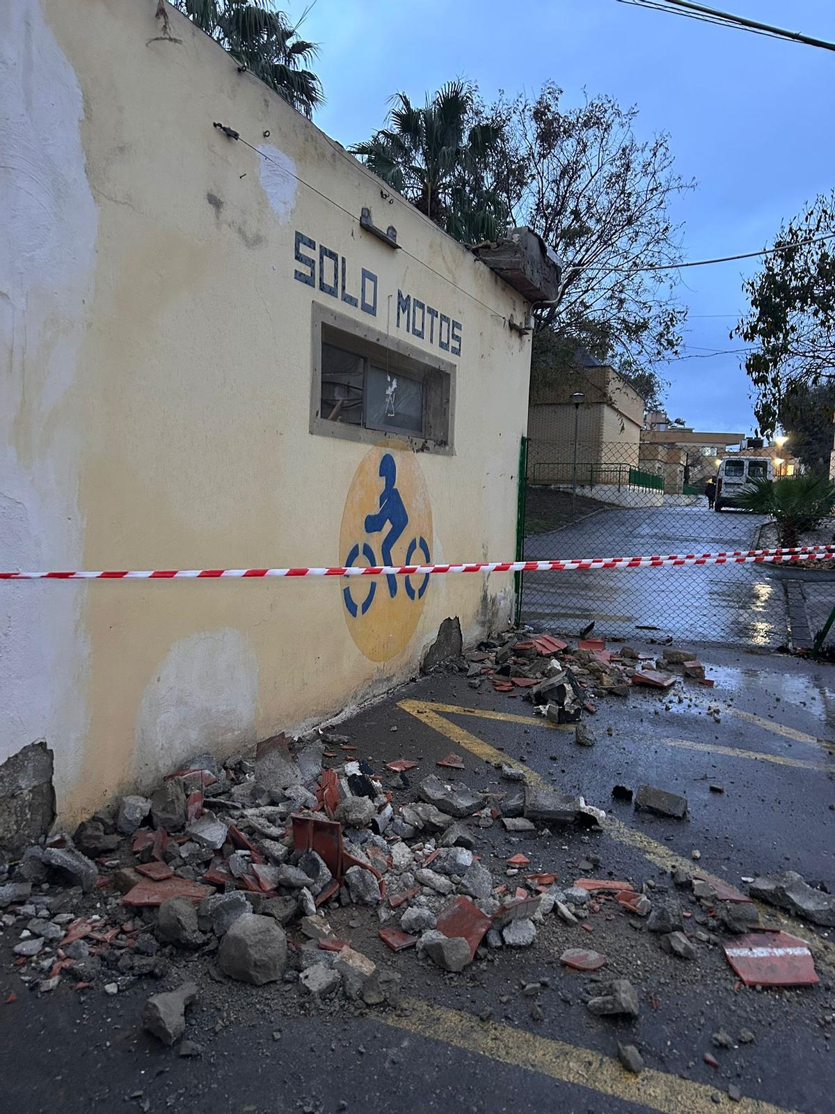 Junto a la caseta afectada por los desprendimientos está el aparcamiento de motos de los trabajadores