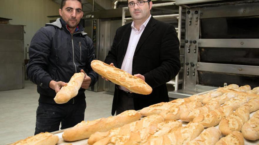 Alberto Piñeiro y Miguel Domínguez, en la panadería. // Anxo Gutiérrez