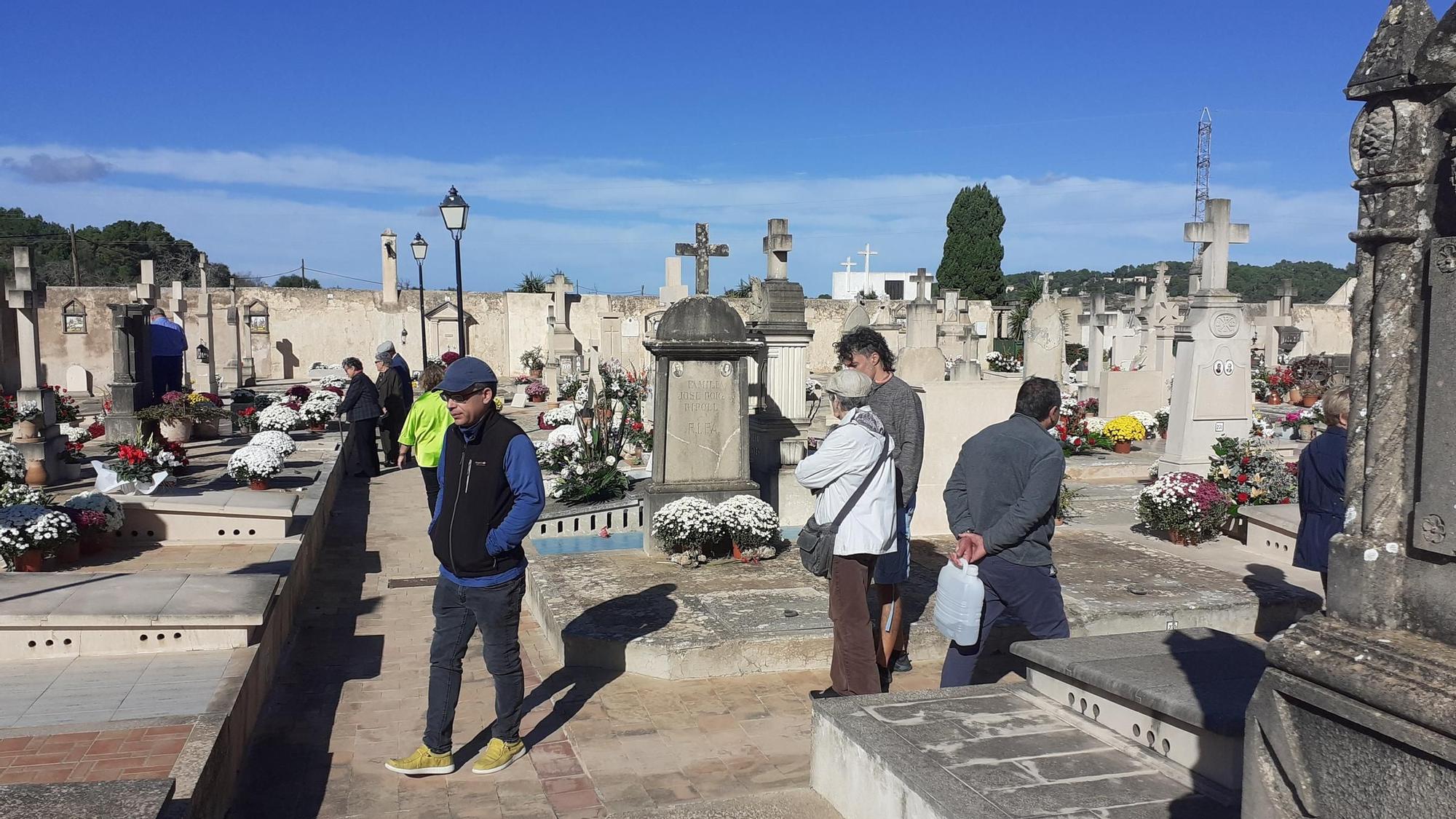 Miles de personas acuden a los cementerios de la Part Forana para honrar a sus difuntos, en imágenes