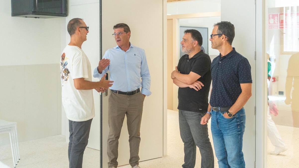 El alcalde, los regidores de Territorio y Educación y el director del IES l'Estació en la visita a las obras del centro.
