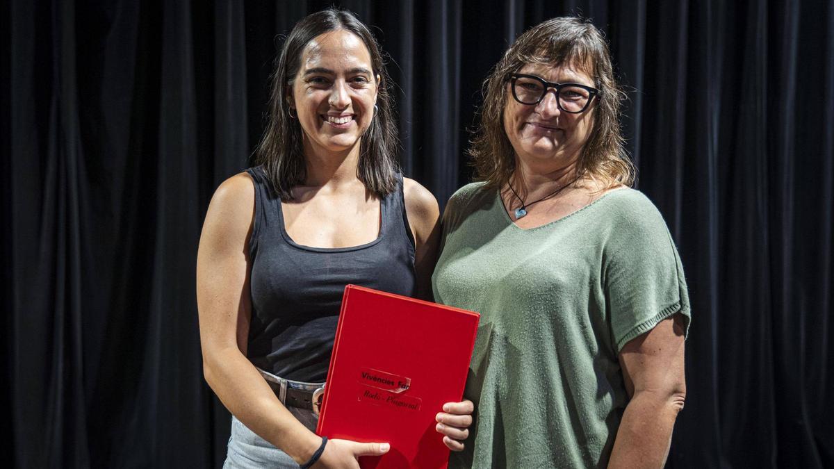Sara Villarta i Montse Rodó amb el "Llibre Família Rodó Puigoriol", ahir, a l'acte de memòria. cat