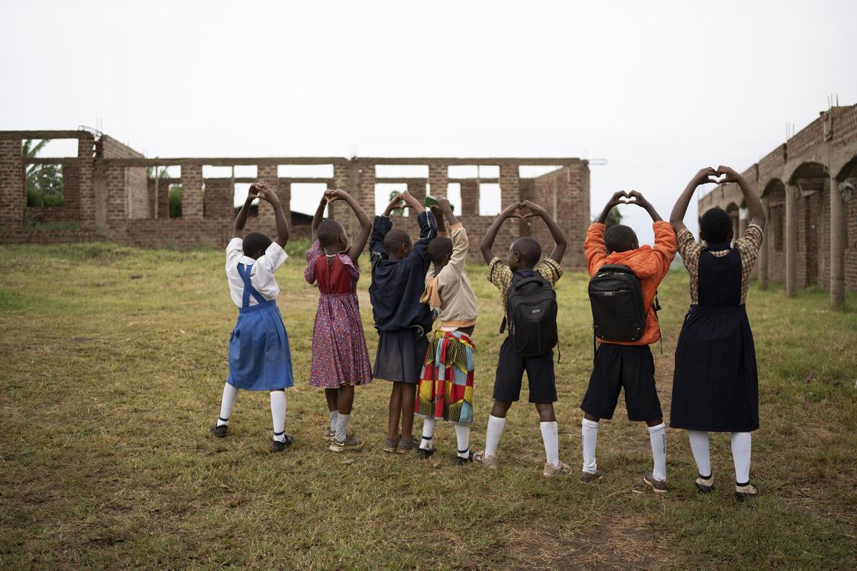 Niños de Uganda en un proyecto de Cooperating ONG: