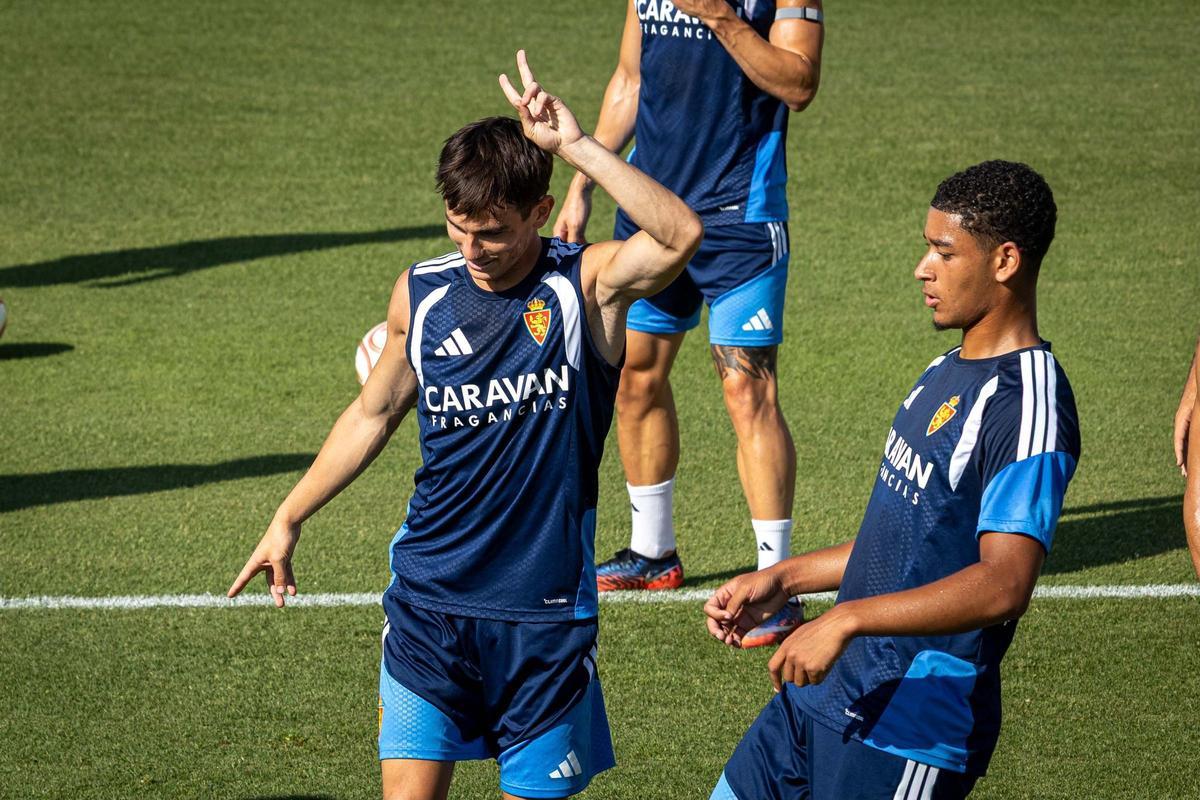 La afición abraza al Real Zaragoza en el entrenamiento de puertas abiertas en la Ciudad Deportiva La afición abraza al Real Zaragoza en el entrenamiento de puertas abiertas en la Ciudad Deportiva