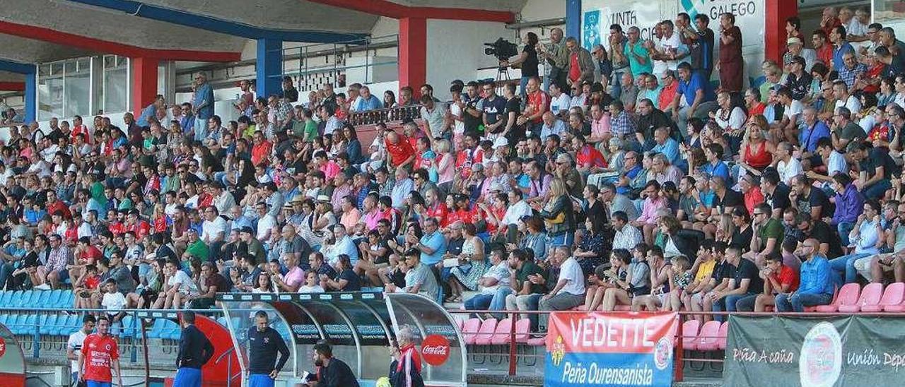 Aficionados en la grada de Tribuna en uno de los partidos de la UD Ourense. // Iñaki Osorio