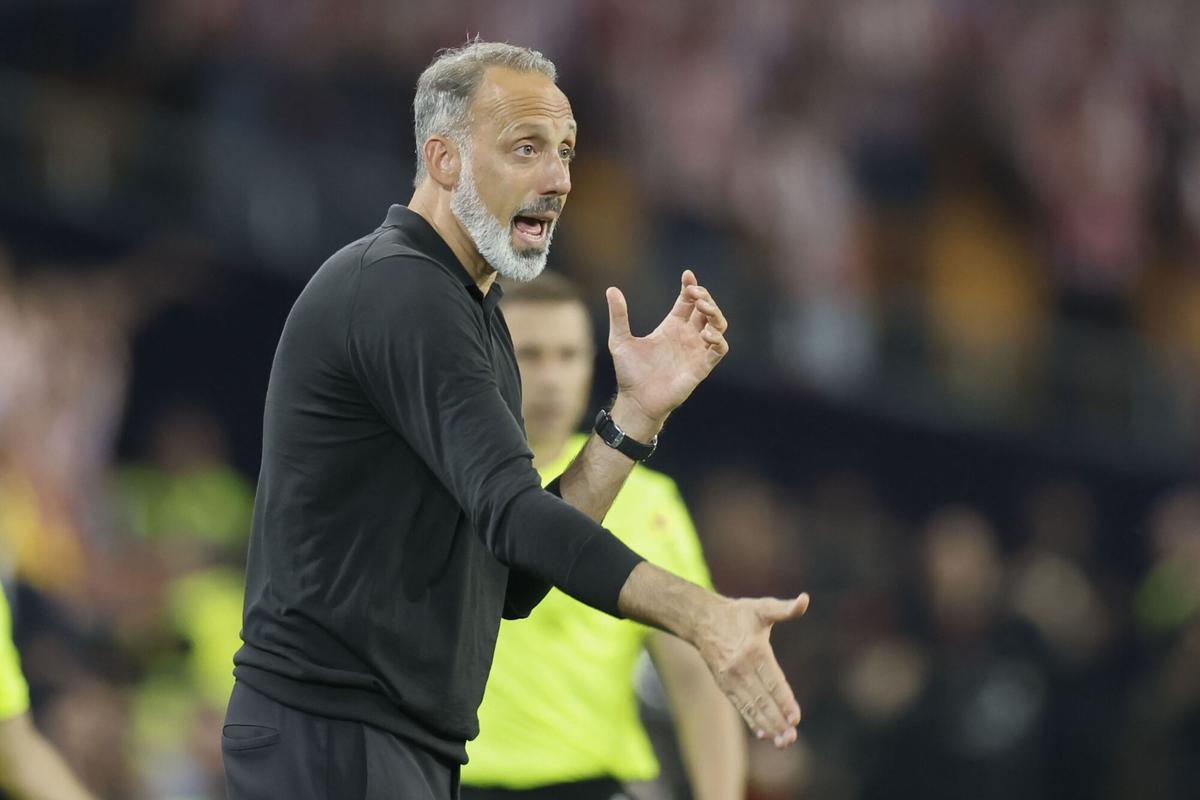 El técnico estadounidense de la Real Sociedad, Pellegrino Matarazzo, durante la final de la Copa del Rey que enfrenta a Atlético de Madrid y Real Sociedad este sábado en el estadio de La Cartuja, en Sevilla