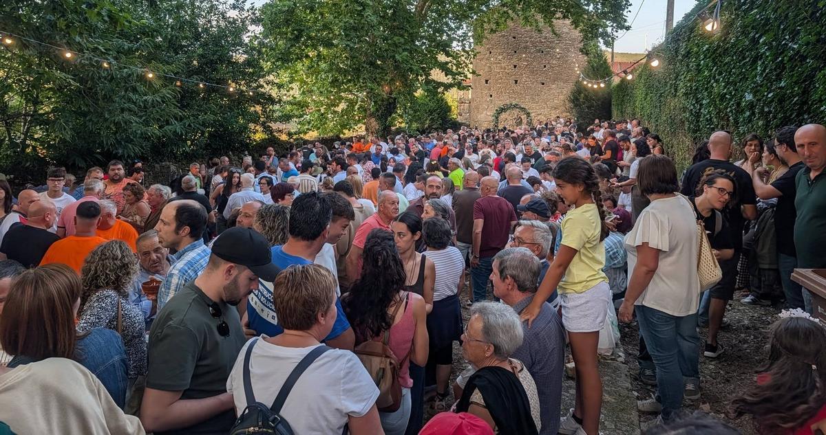 Asistentes á Faguía de Carnés, en Vimianzo.