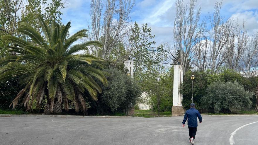 Acceso principal al parque del Cascajar de Lucena, que será sometido a un plan de reforestación.