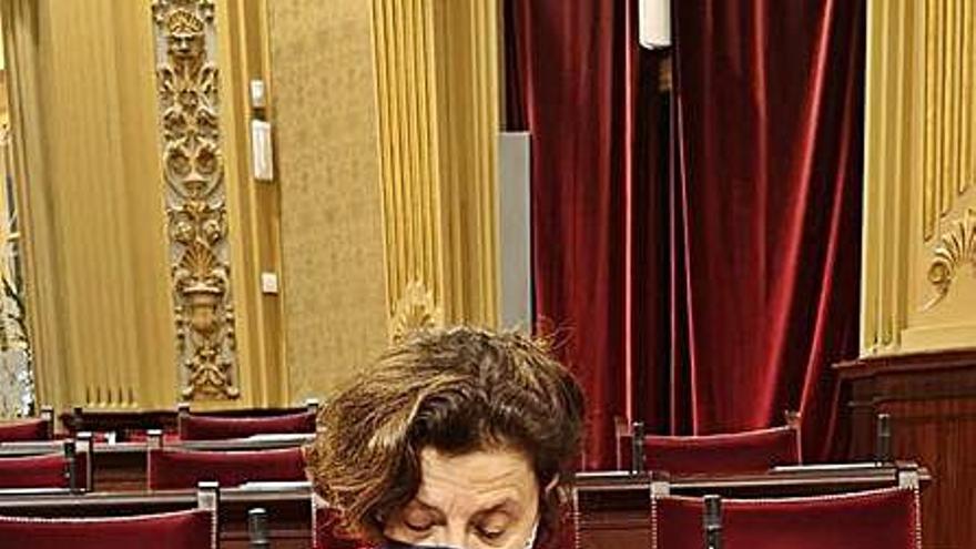 Fina Santiago en el Parlament.