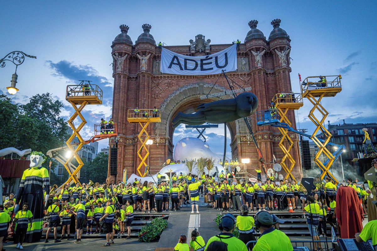 Marc Salicrú desata un espectáculo caótico con más de 300 personas en el Arc de Triomf