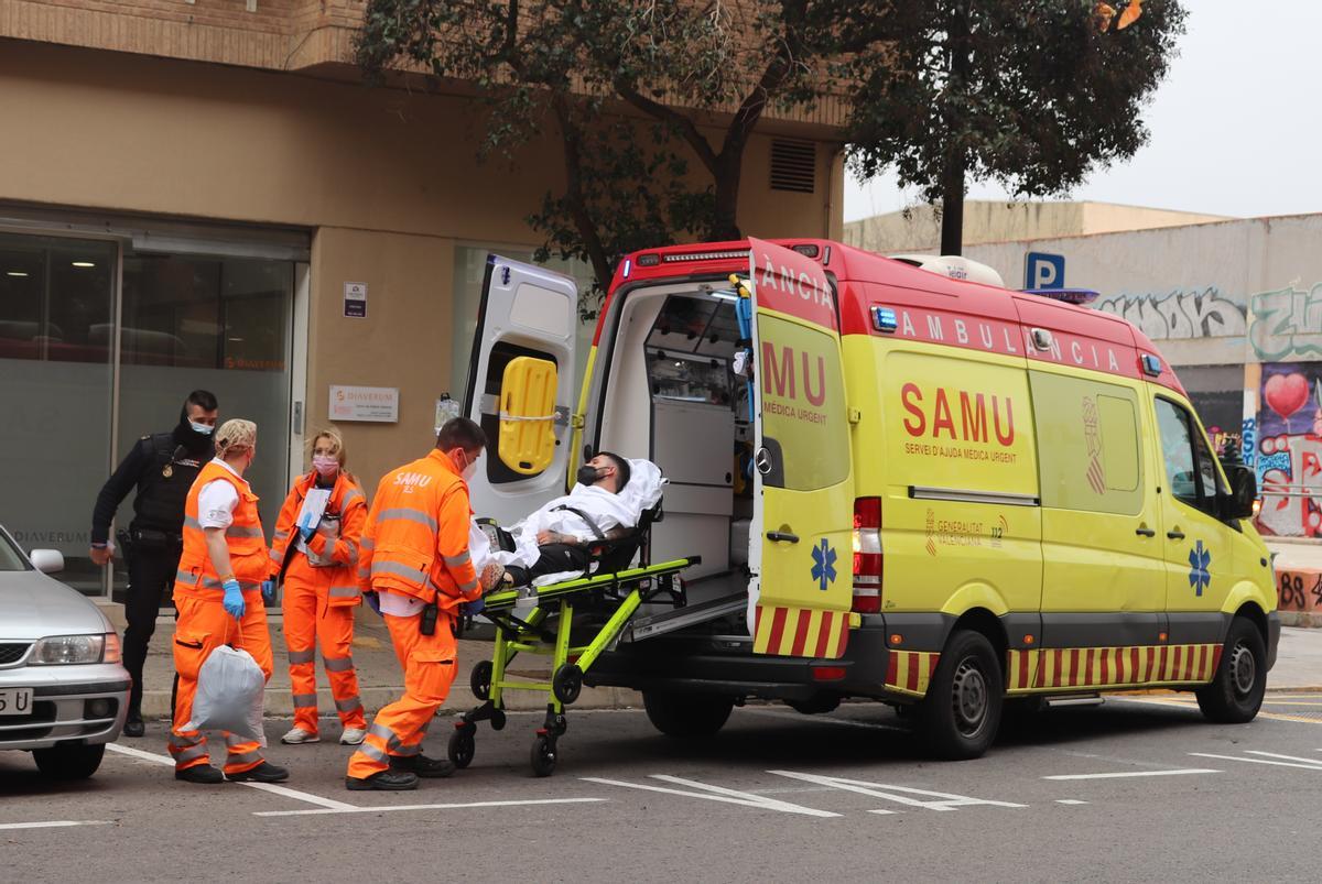 Los sanitarios introducen en la ambulancia al joven acuchillado en la avenida Primero de Mayo de València