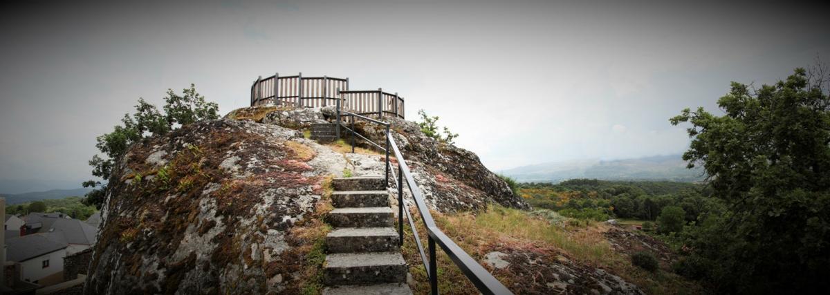 Las escaleras que suben al mirador de Pena Folenche