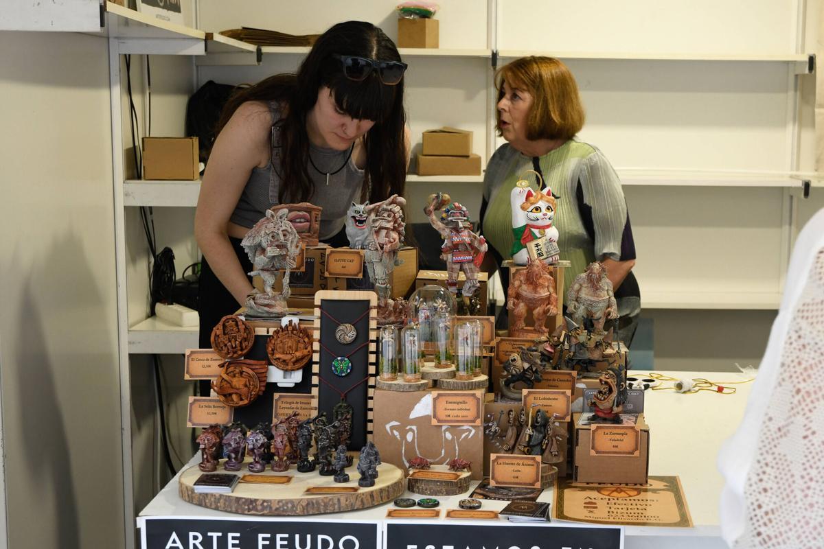 Feria del libro. Pregón a cargo de Dolores Fidalgo sobre Margarita Ferreras. Fotos del pregón y ambiente. La primera presentación es las 19.00 horas y lo presenta Ana Arias