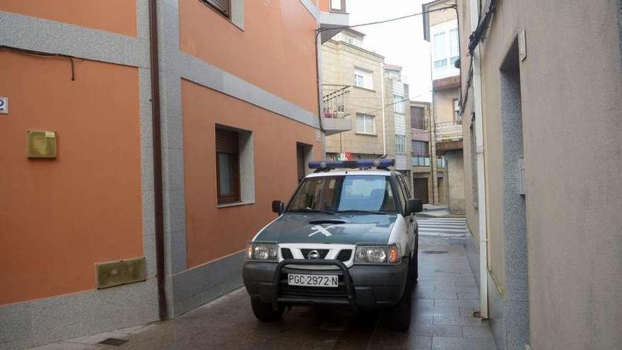 Un vehículo de la Guardia Civil estacionado en la calle Ramón Cabanillas el pasado jueves. // Noé Parga