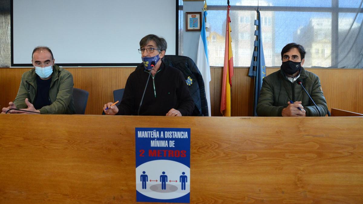 Alberto González, en el centro de la imagen, en la asamblea de esta mañana.