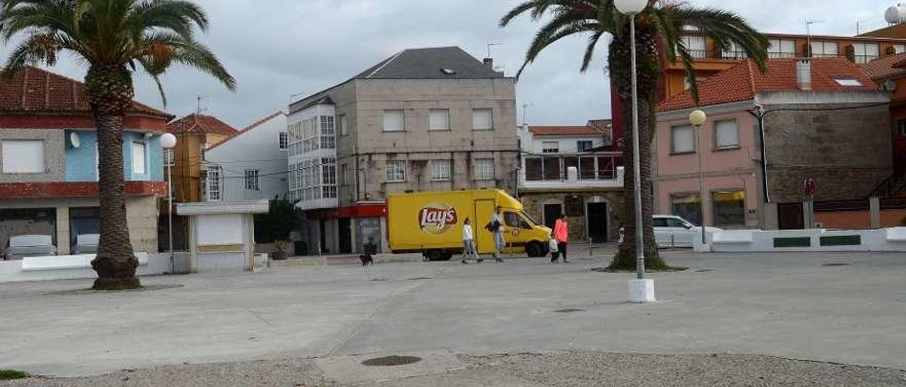 Plaza de O Regueiro en A Illa. En el recuadro, el mapa que ha creado la polémica. // Noé Parga