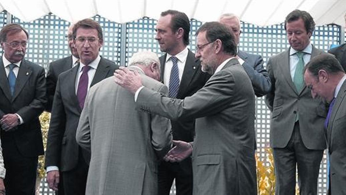 El jefe del Ejecutivo central, Mariano Rajoy, con dirigentes del partido y presidentes autonómicos, durante una comida celebrada en Madrid en mayo del 2013.