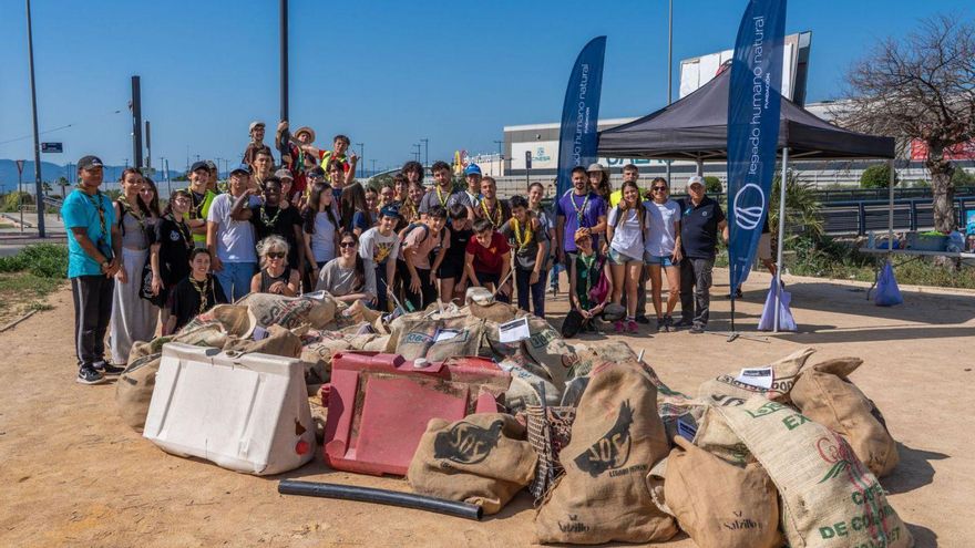 Voluntarios asistentes a la recogida de basura.