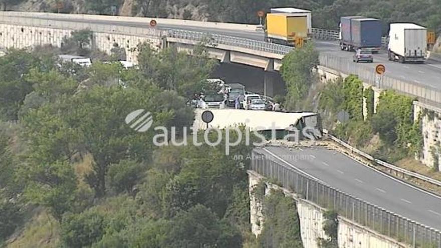 Dues persones mortes després de bolcar un camió a l&#039;autopista AP-7, a la Jonquera