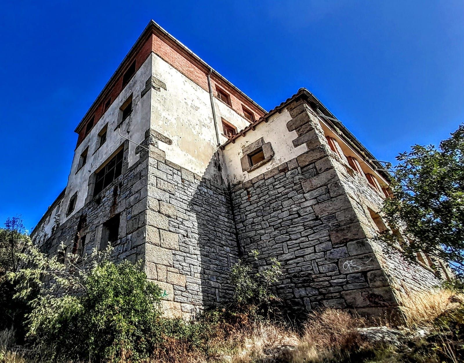 Un vecino de Bueu vende un pueblo abandonado en Zamora