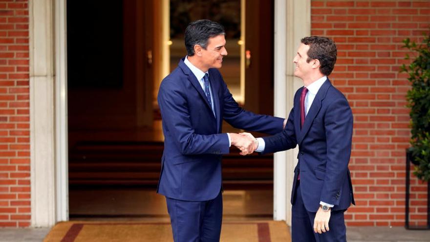 Sánchez y Casado durante su reunión en mayo.