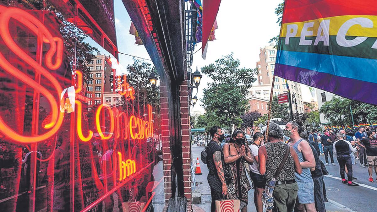 Activistas LGTBIQ+ ante la fachada del mítico local Stonewall Inn, en la ciudad de Nueva York.