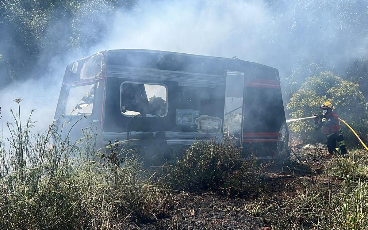Los bomberos se afanan en apagar el fuego