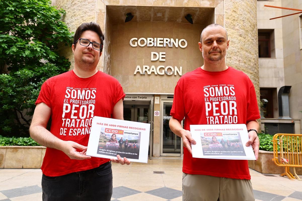 CCOO registra las firmas para reclamar a Educación la regulación de las salidas extraescolares en Aragón, este martes.