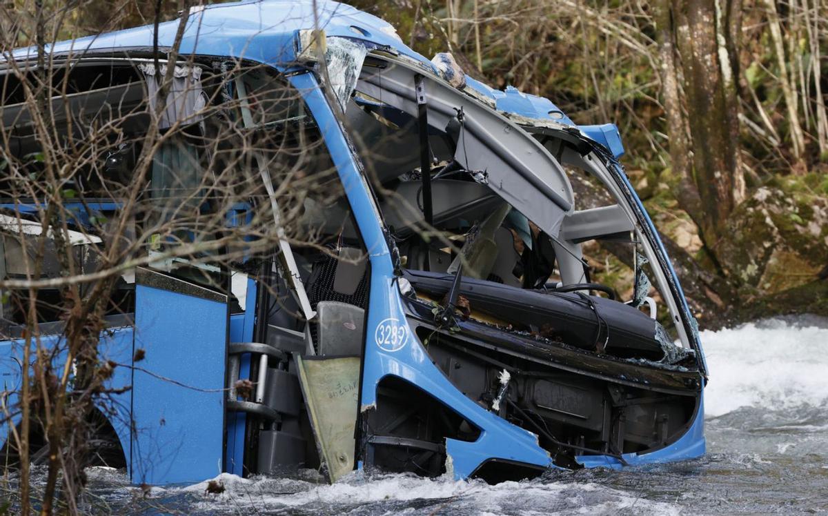 El autobús sigue en el río Lérez a la espera de su retirada.  // Efe/Lavandeira Jr