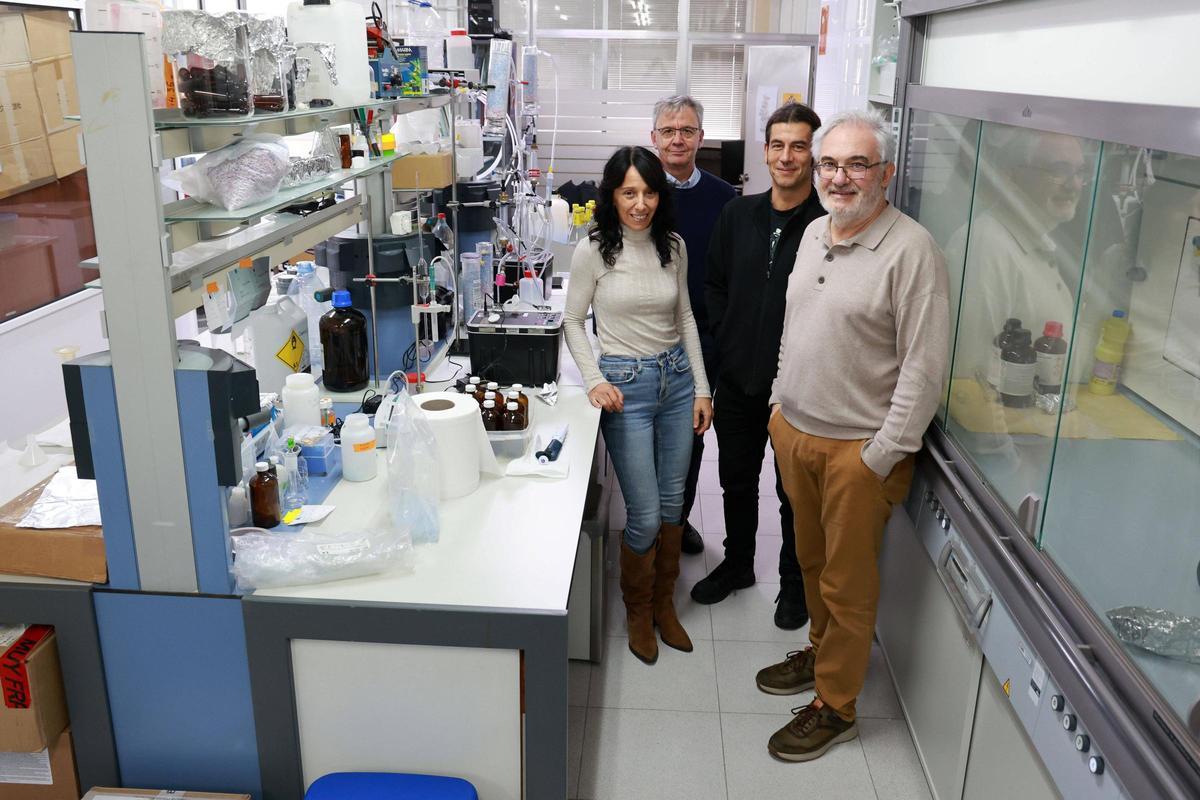 Los coordinadores del proyecto, en un laboratorio del IIM-CSIC.