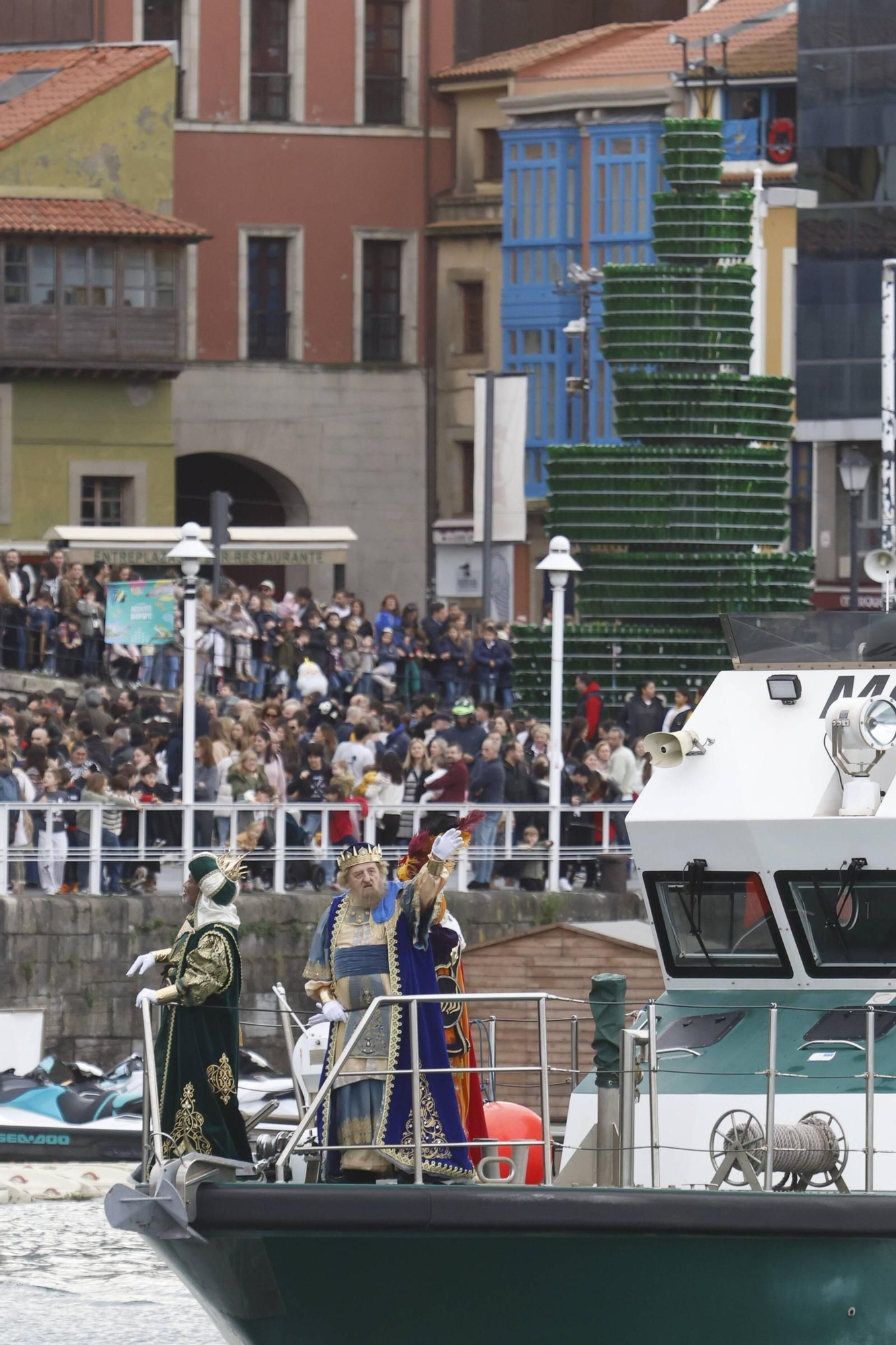 En imágenes: Los Reyes Magos desembarcan en Gijón