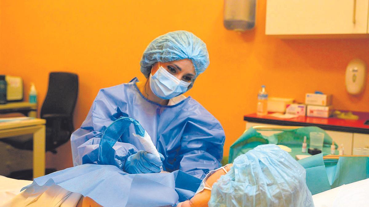 La enfermera Lucía Sánchez realiza una micropigmentación mamaria a una paciente este pasado viernes en Santa Lucía.