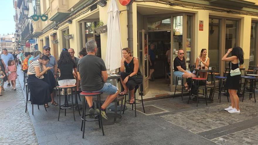 Los turistas llenaban una terraza esta mañana en Jaca. | S.E.