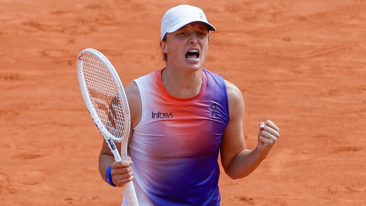 Swiatek celebra un punto