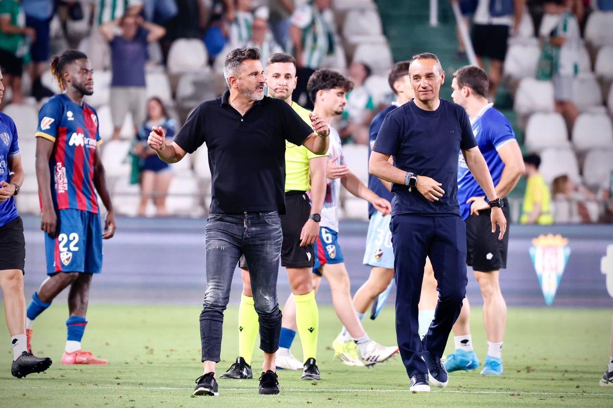 Iván Ania, junto al ex blanquiverde José Luis Oltra, tras el Córdoba CF-Huesca.