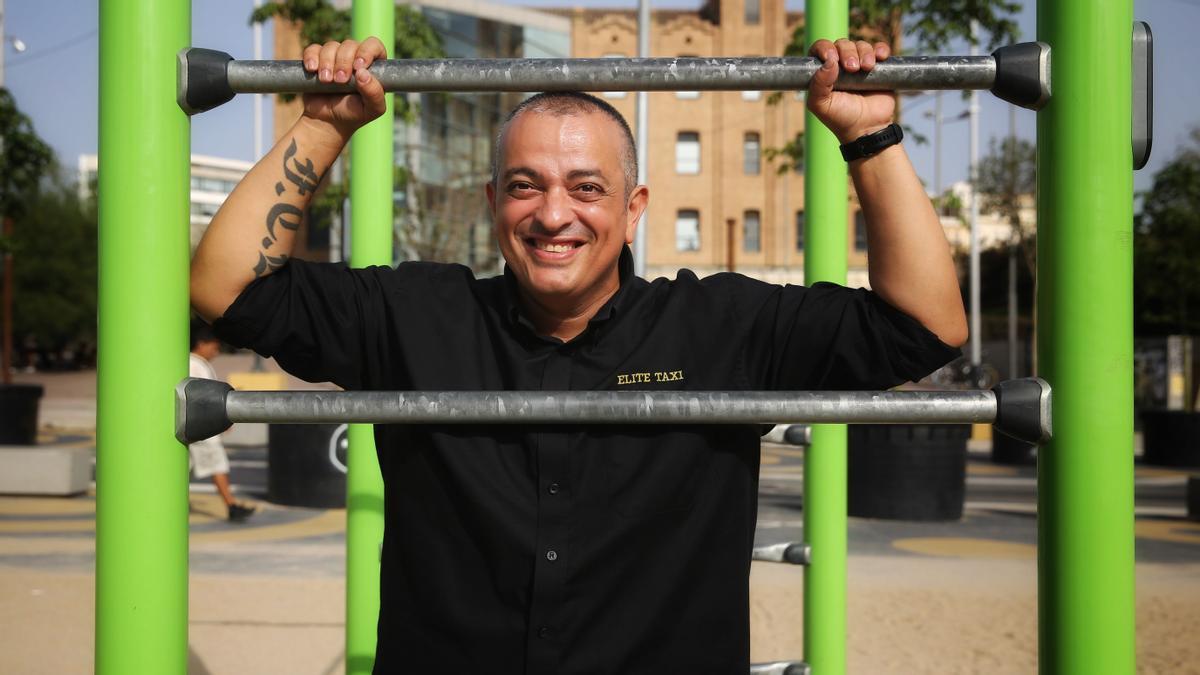 Retrato del líder de los taxistas , Tito Álvarez, en los Aparatos de gimnasia de Gran Via con Independencia (Glòries)