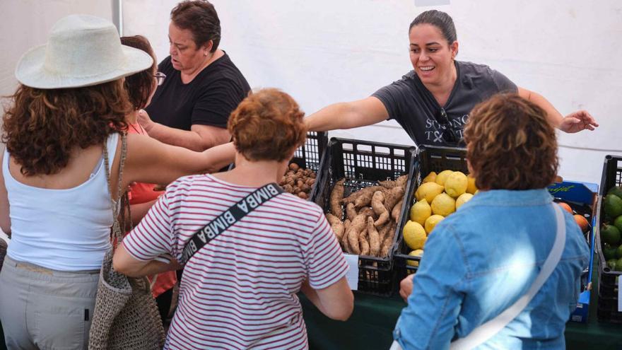 Venta de productos de Roque Negro que montó Anaís en el primer Mercadillo de las Tradiciones. | | CARSTEN W. LAURITSEN