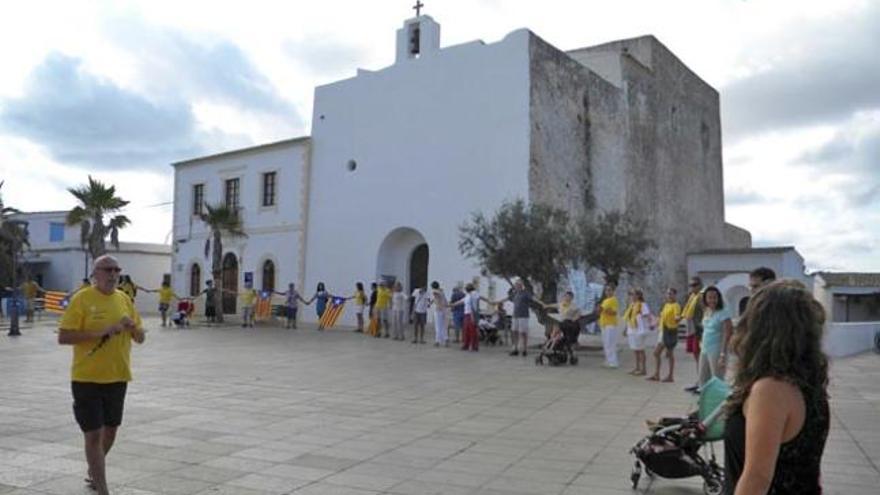 Cadena humana en Formentera por la Via Catalana