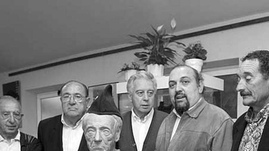 Integrantes de Amigos de Dionisio de la Huerta junto a un busto de éste.