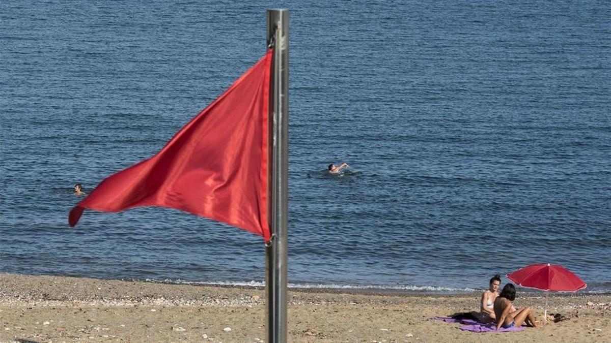 Bandera roja en la playa