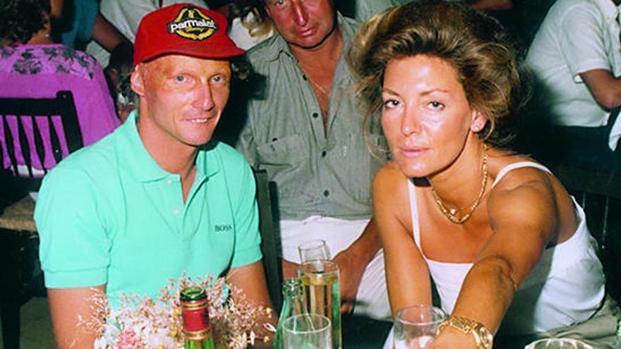 Niki Lauda con su primera mujer, Marlene Knaus, en una cena en un restaurante en Ibiza.